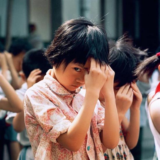 秋山亮二摄影，拍摄对象为上世纪80年代中国的孩子